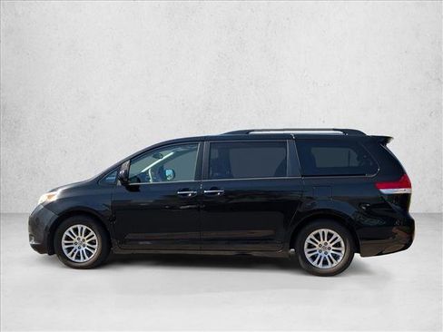 Used 2013 Toyota Sienna XLE w/ Premium Pkg FWD image 8