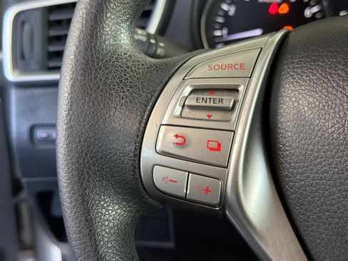 Used 2016 Nissan Rogue SV FWD image 25