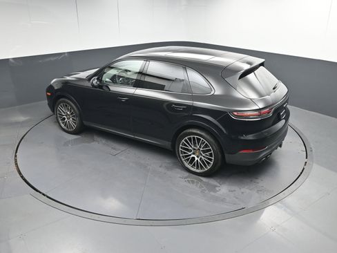 Certified 2022 Porsche Cayenne Platinum Edition image 35