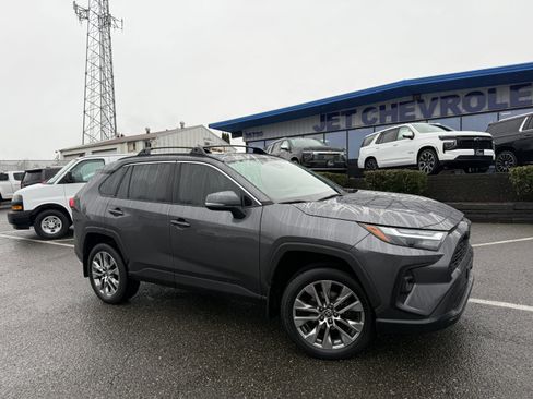 Used 2022 Toyota RAV4 XLE Premium image 2