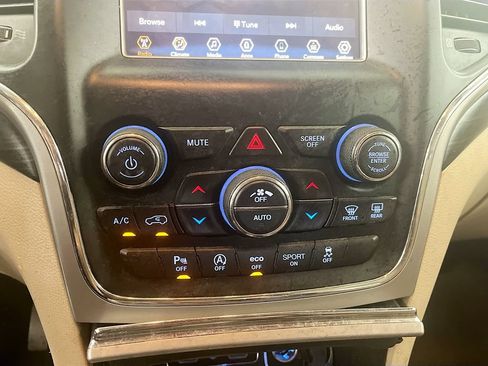 Used 2019 Jeep Grand Cherokee Laredo RWD image 15