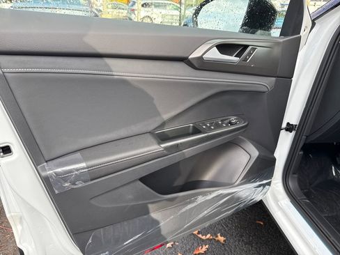 New 2025 Volkswagen Taos SE image 5