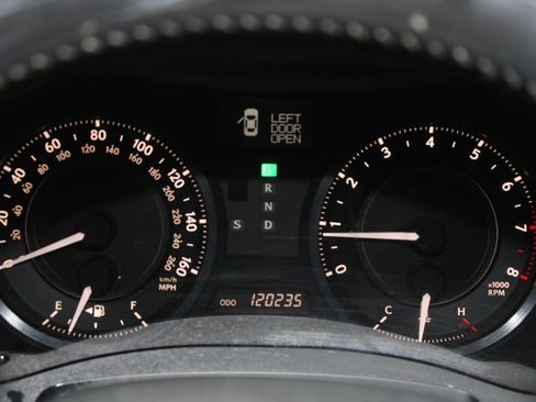 Used 2010 Lexus IS 350C w/ Luxury Pkg RWD image 13