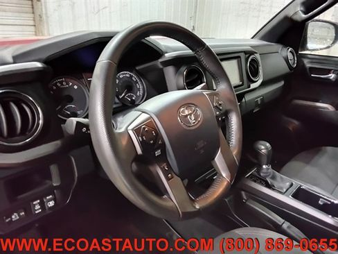 Used 2017 Toyota Tacoma TRD Off-Road w/ Premium & Technology Package AWD/4WD image 10