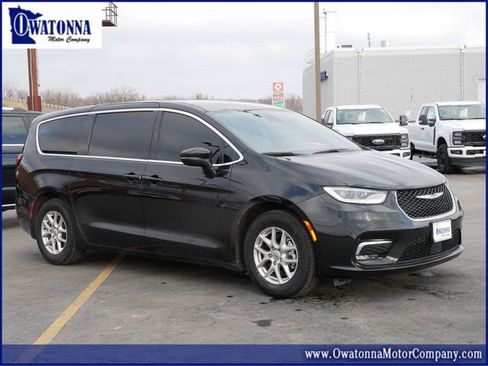 Used 2023 Chrysler Pacifica Touring-L image 1