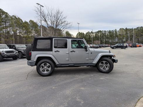 Used 2018 Jeep Wrangler Unlimited Sahara w/ Connectivity Group image 4