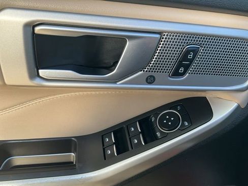 Used 2023 Ford Explorer Limited image 5