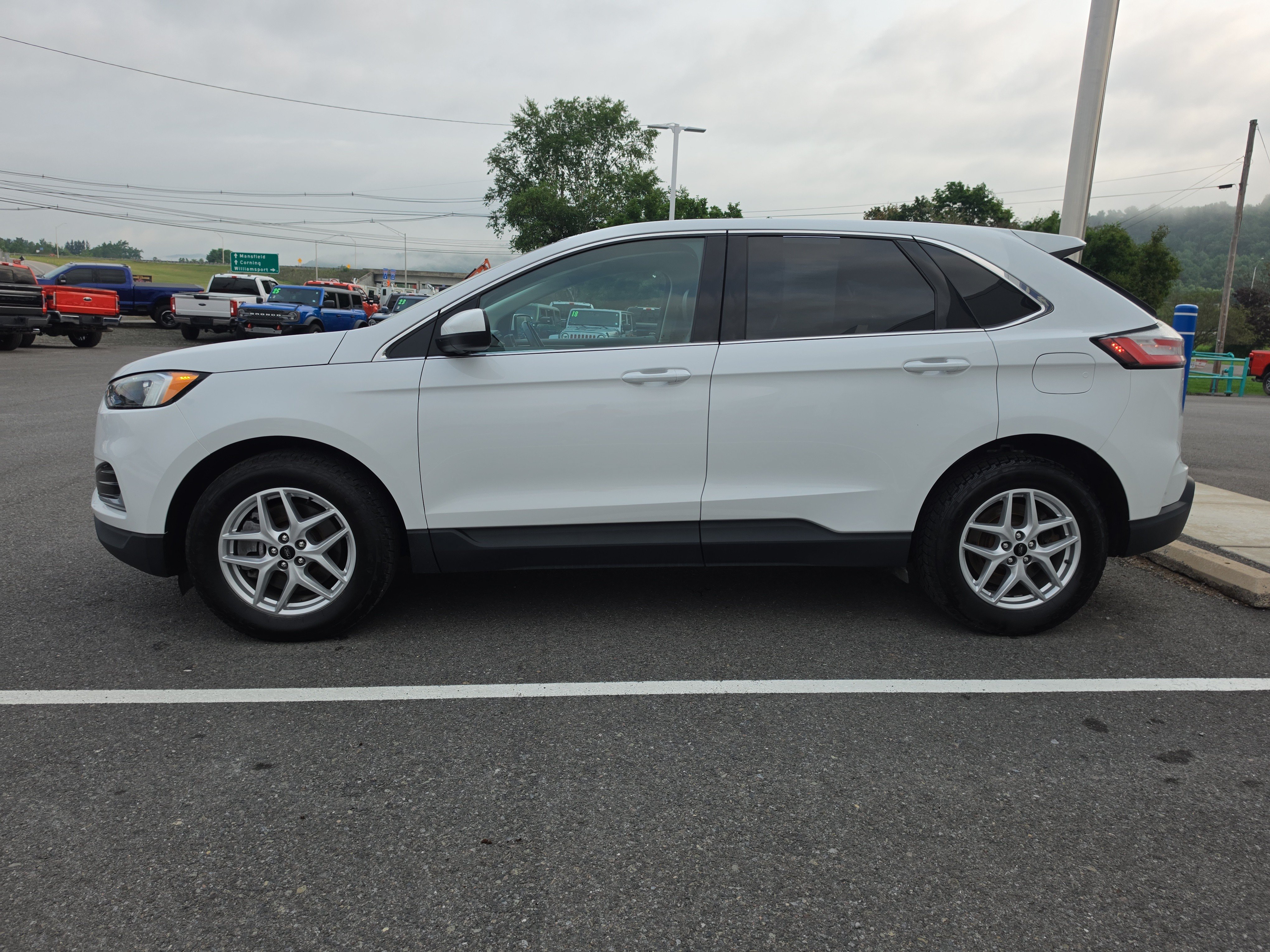 Used 2023 Ford Edge SEL AWD/4WD image 7