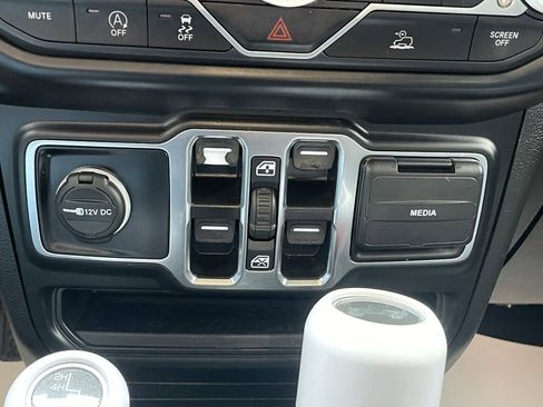 Used 2022 Jeep Wrangler Unlimited Sport image 31