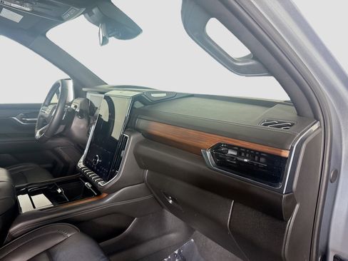 Used 2025 GMC Yukon Denali RWD image 30
