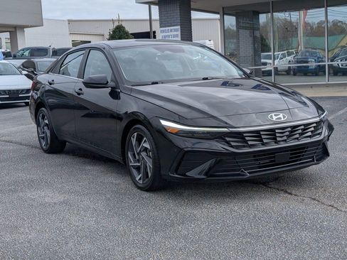 Used 2025 Hyundai Elantra SEL image 4