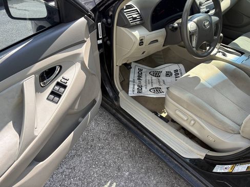 Used 2010 Toyota Camry LE FWD image 17