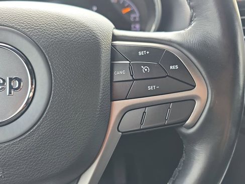 Used 2022 Jeep Grand Cherokee Laredo X image 18