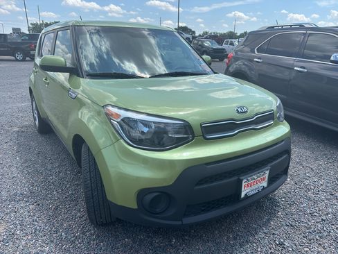 Used 2017 Kia Soul FWD image 2