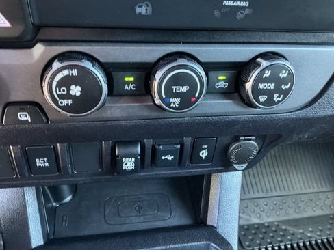 Certified 2020 Toyota Tacoma TRD Off-Road AWD/4WD image 17