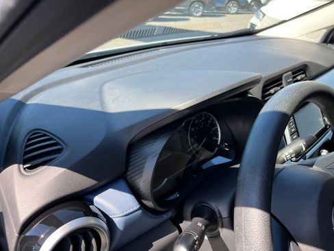 Used 2025 Nissan Versa SV image 34