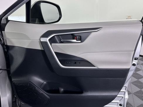 Used 2019 Toyota RAV4 XLE Premium image 31