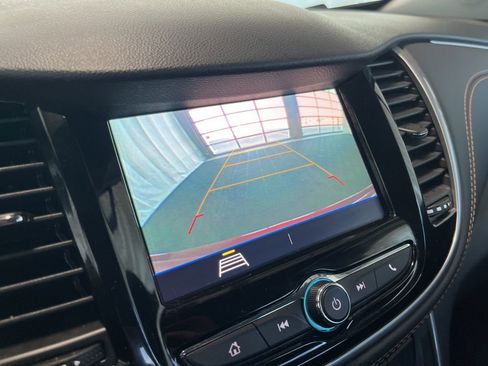 Used 2022 Chevrolet Trax LT w/ LT Convenience Package image 12