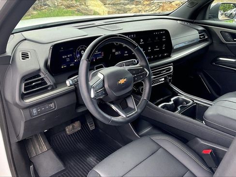Used 2025 Chevrolet Traverse LT w/ Enhanced Driving Package AWD/4WD image 13