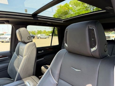 Used 2024 Cadillac Escalade Premium Luxury AWD/4WD image 17