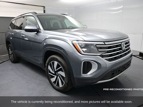 Used 2025 Volkswagen Atlas SE image 2