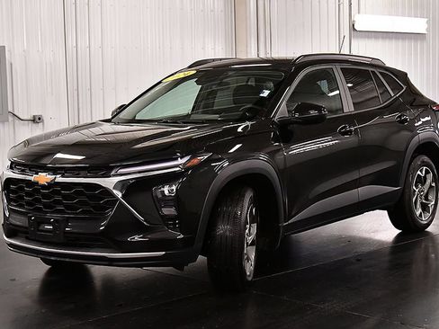 Used 2024 Chevrolet Trax LT w/ Driver Confidence Package FWD image 3