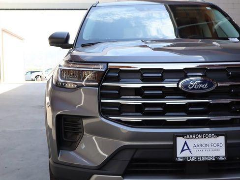 Used 2025 Ford Explorer Active AWD/4WD image 9