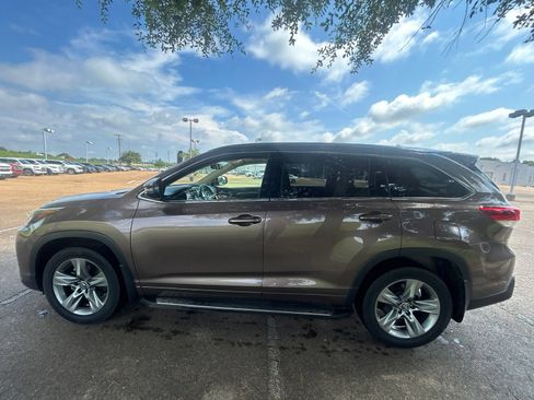 Used 2018 Toyota Highlander Limited FWD image 3