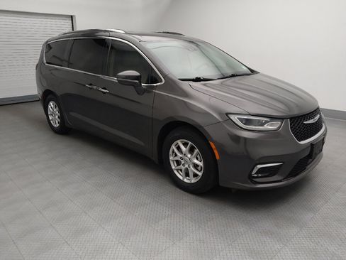 Used 2021 Chrysler Pacifica Touring-L FWD image 11