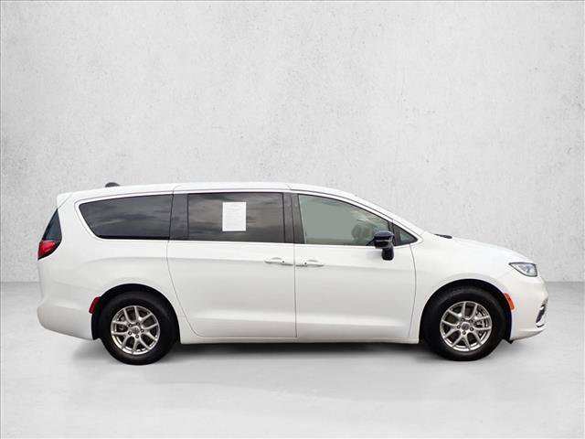 Used 2024 Chrysler Pacifica Touring-L FWD image 5