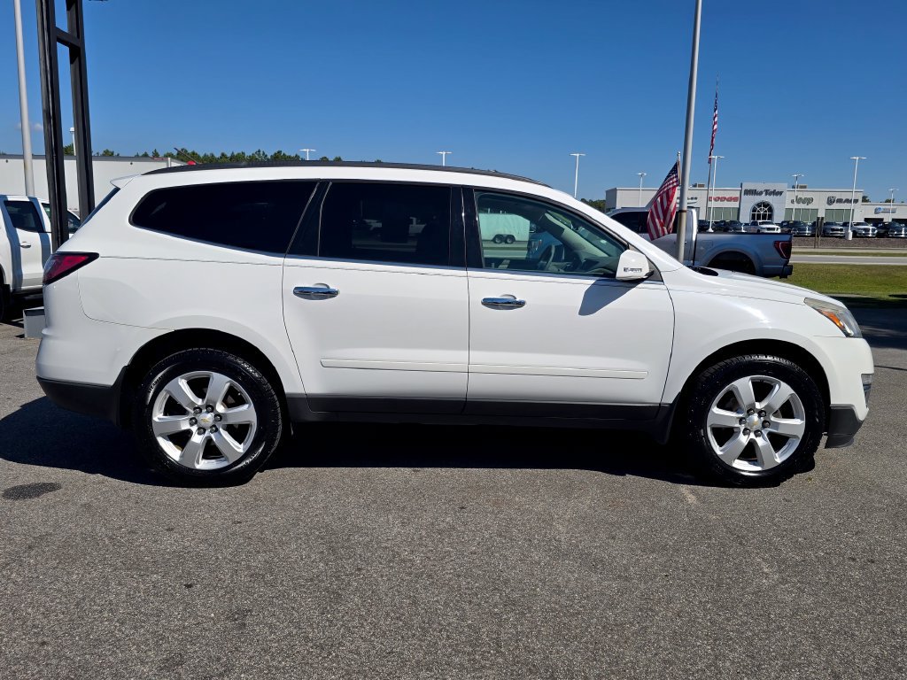 Used 2017 Chevrolet Traverse LT w/ Style and Technology Package FWD image 6