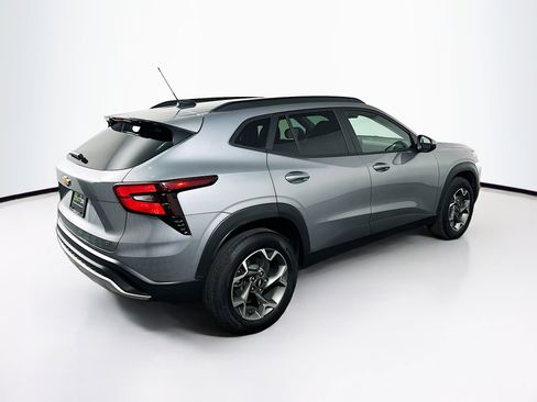 Used 2025 Chevrolet Trax LT w/ LT Convenience Package image 9