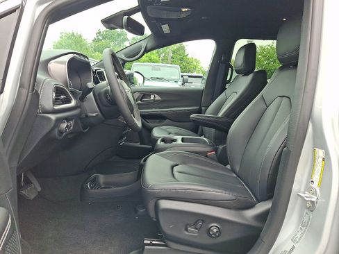 Used 2026 Chrysler Pacifica Select AWD/4WD image 10