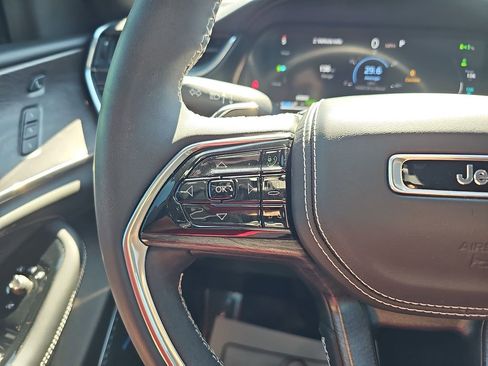 Used 2022 Jeep Grand Cherokee Overland w/ Luxury Tech Group IV image 21