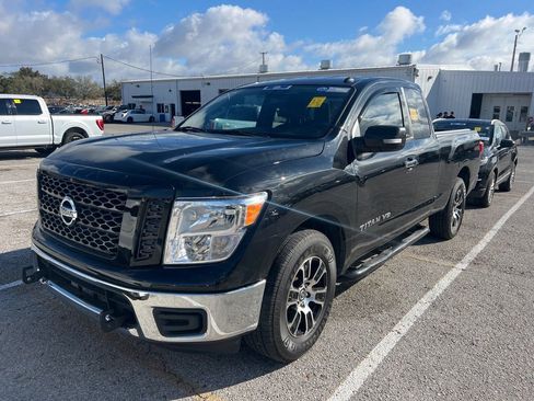 Used 2019 Nissan Titan SV image 1
