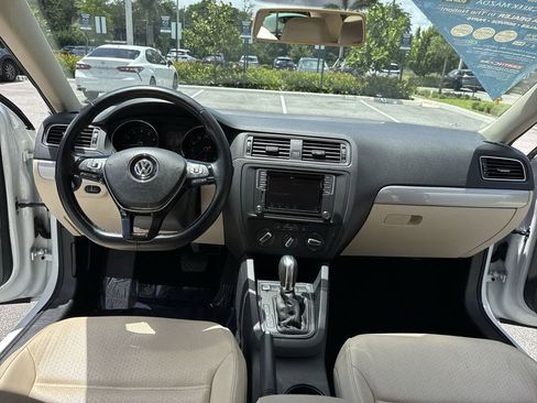 Used 2017 Volkswagen Jetta SE FWD image 36