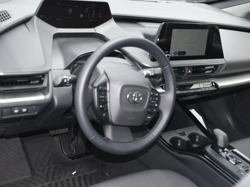 Used 2025 Toyota Prius LE FWD image 8