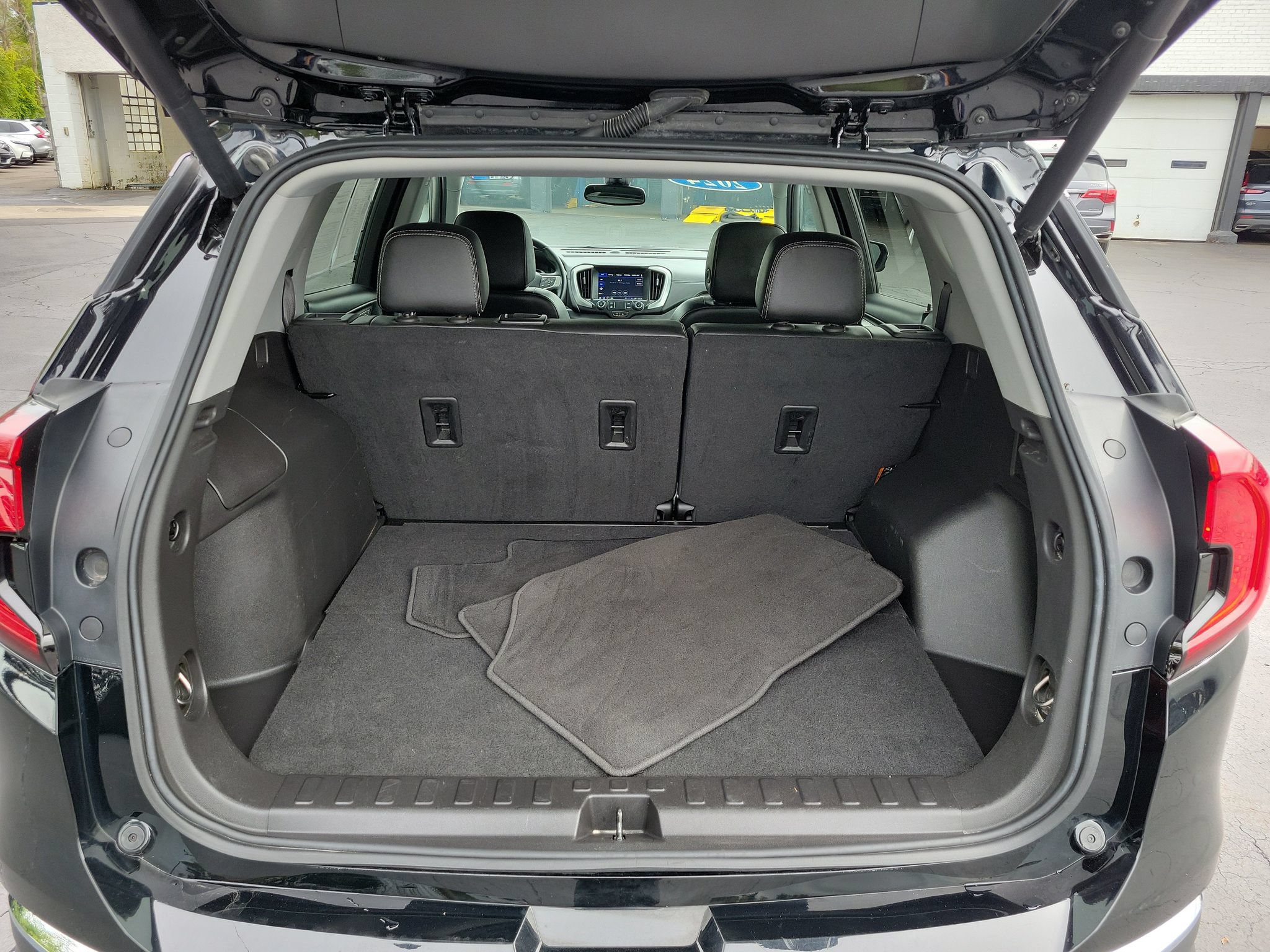 Used 2024 GMC Terrain SLT AWD/4WD image 29