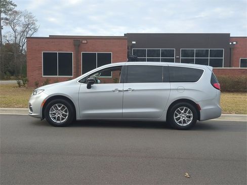 Used 2024 Chrysler Pacifica Touring-L image 10