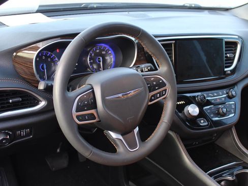 Used 2022 Chrysler Pacifica Pinnacle image 9