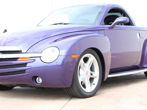 Used 2004 Chevrolet SSR w/ Preferred Equipment Group RWD image 3
