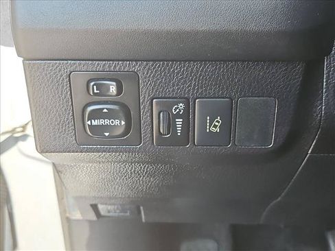 Used 2018 Toyota RAV4 LE FWD image 16