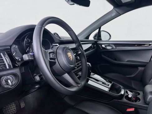 Certified 2023 Porsche Macan AWD/4WD image 4