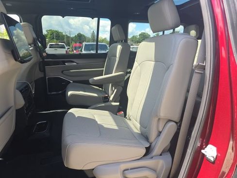 Certified 2025 Jeep Wagoneer Series III w/ Premium Group I AWD/4WD image 29