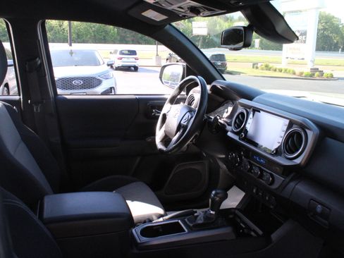 Used 2022 Toyota Tacoma TRD Off-Road AWD/4WD image 31