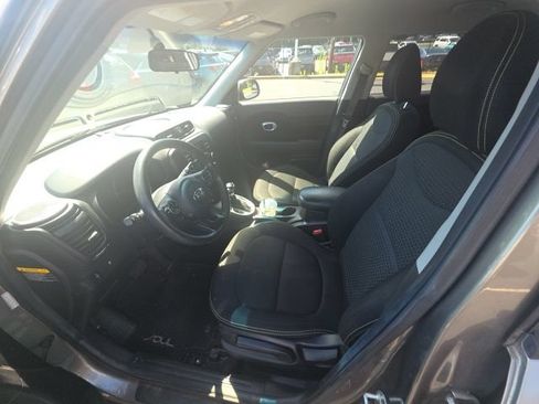 Used 2016 Kia Soul + FWD image 11