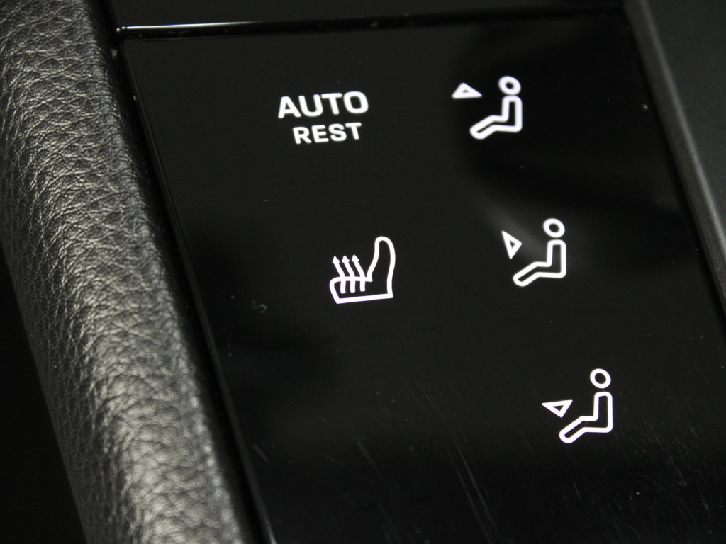 Certified 2022 Porsche Macan AWD/4WD image 34