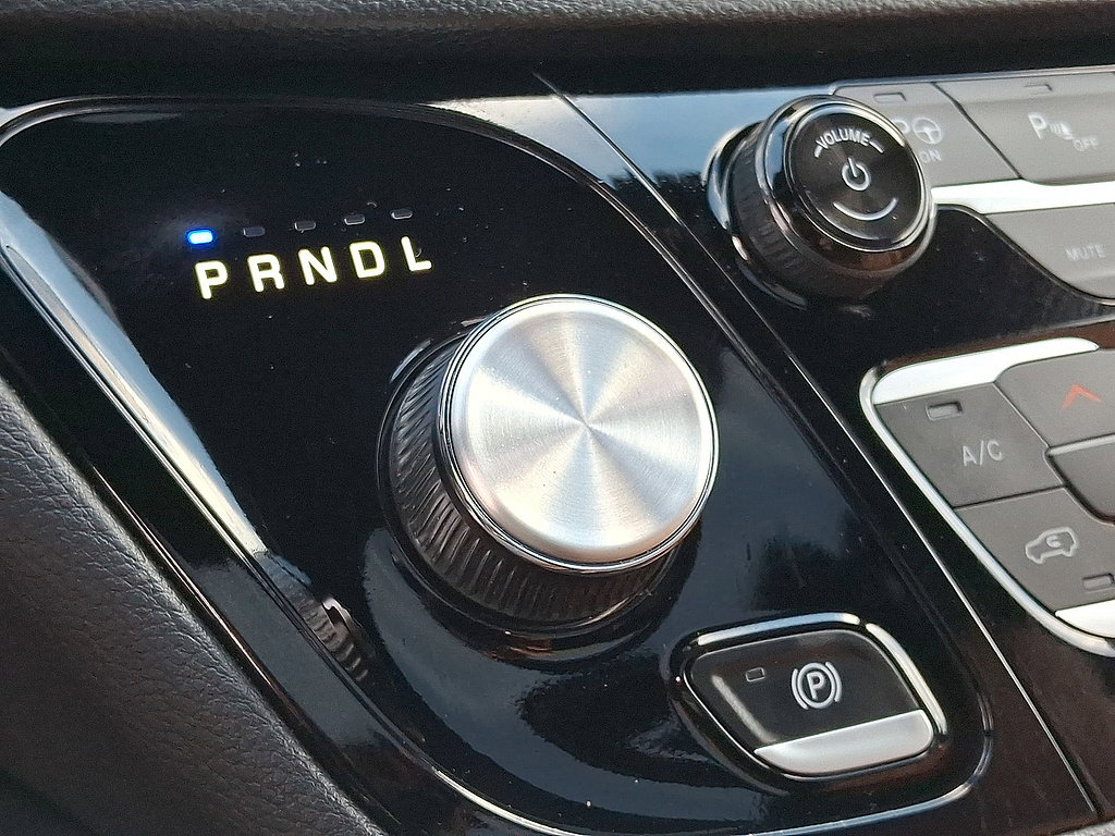Used 2025 Chrysler Pacifica Pinnacle FWD image 18