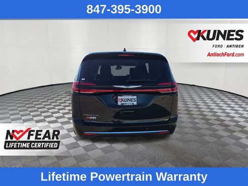 Used 2024 Chrysler Pacifica Touring-L image 6