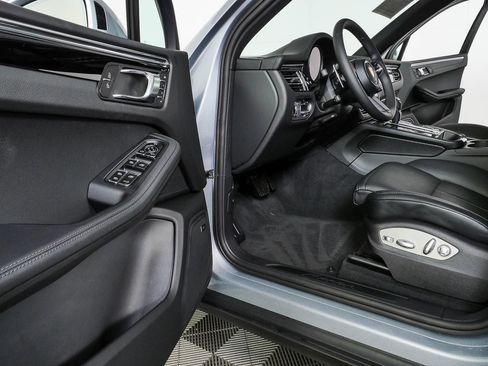 Certified 2026 Porsche Macan AWD/4WD image 8